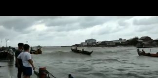 Gelombang Tinggi Hantam Pesisir Utara Semarang