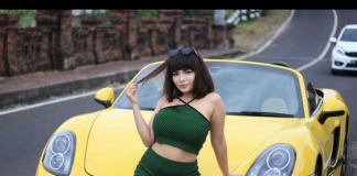 Dengan Memakai Bikini Dinar Candy Tepati Janji Demo Menolak PPKM Level 4