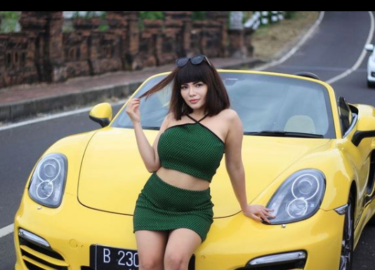 Dengan Memakai Bikini Dinar Candy Tepati Janji Demo Menolak PPKM Level 4