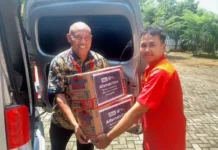 Alfamart Salurkan Bantuan Kebutuhan Pokok bagi Warga Terdampak Banjir di Kendal
