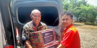 Alfamart Salurkan Bantuan Kebutuhan Pokok bagi Warga Terdampak Banjir di Kendal