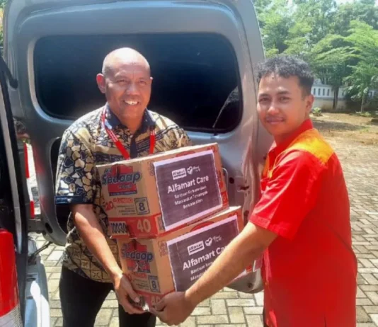 Alfamart Salurkan Bantuan Kebutuhan Pokok bagi Warga Terdampak Banjir di Kendal