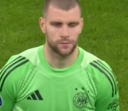 Maarten Paes Catat Debut di Ajax, Namun Sang Pelatih Justru Beri Respons Dingin