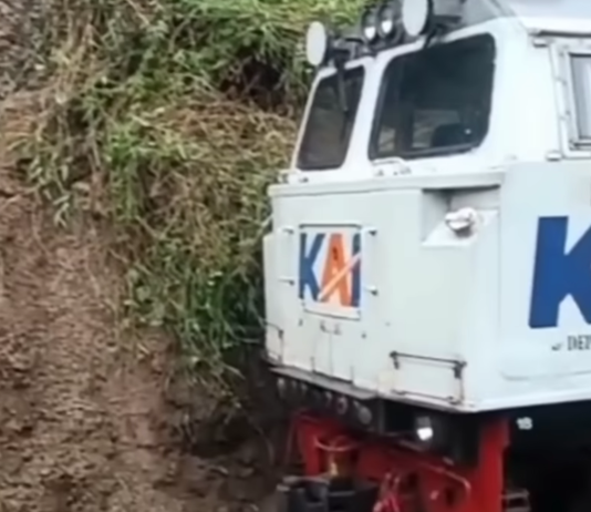 Lumpuh Akibat Longsor, Perjalanan KA Ciremai Terhenti di Kabupaten Bandung Barat