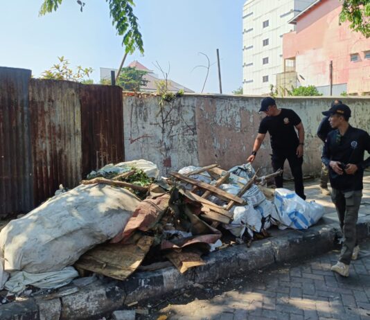 Satpol PP Kota Semarang Tertibkan Usaha Rosok di Sepanjang Jalan Kolonel Sugiyono