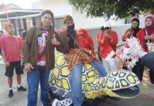 Kura-kura Raksasa, Burung Onta hingga Batok Kelapa Ramaikan Karnaval Kostum Unik HUT ke-81 RI di Pakintelan Semarang