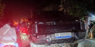 Ngeri! Detik-Detik Mobil Chery Hantam Jemaah Antrean BBM di Jembrana, Bodi Motor Hancur Seketika