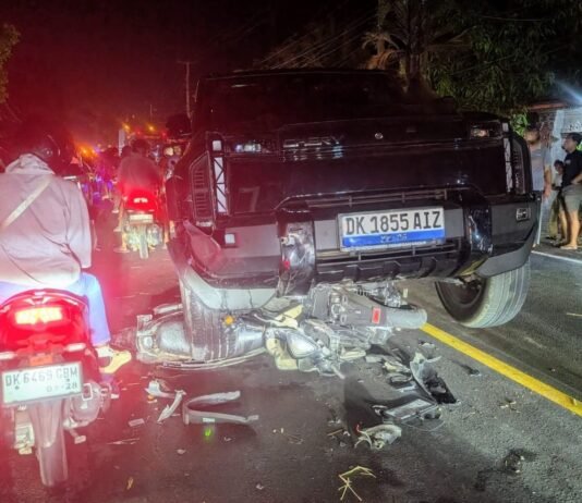 Ngeri! Detik-Detik Mobil Chery Hantam Jemaah Antrean BBM di Jembrana, Bodi Motor Hancur Seketika